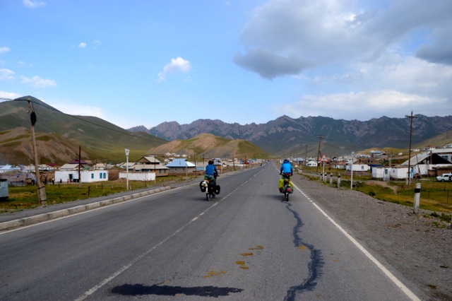 Cycling into Sary-Tash.