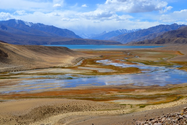 The river that joins Yssykul and Bulunkul Lakes.