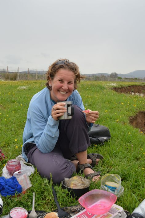 Enjoying a cuppa and a spot of lunch.